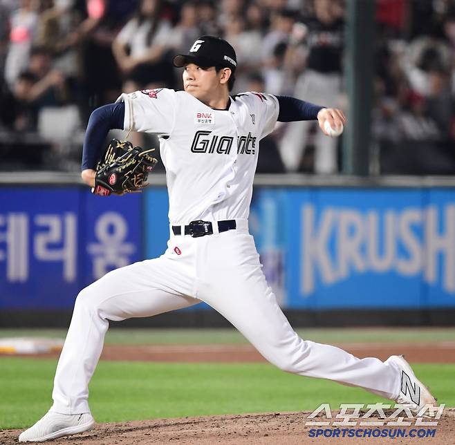 27일 부산 사직구장에서 열린 롯데와 KT의 경기. 투구하고 있는 롯데 홍민기. 부산=송정헌 기자songs@sportschosun.com/2025.06.27/