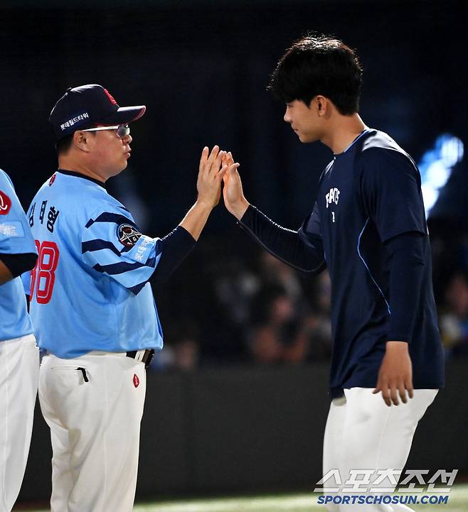 22일 부산 사직야구장에서 열린 삼성과 롯데의 경기, 롯데가 9대6으로 승리했다. 승리의 기쁨을 나누는 홍민기와 김태형 감독의 모습. 부산=허상욱 기자wook@sportschosun.com/2025.06.22/
