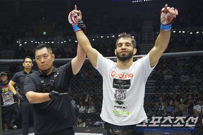 카밀 마고메도프가 오카를 꺾고 라이트급 토너먼트 우승을 차지했다. 사진제공=로드FC