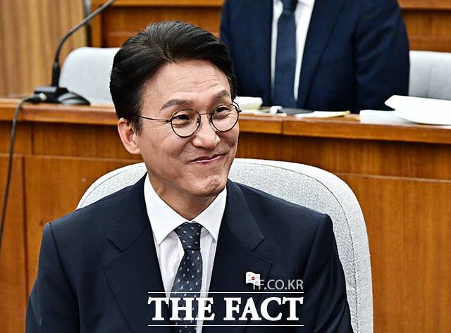 김민석 국무총리 후보자가 24일 서울 여의도 국회에서 열린 인사청문회에 참석해 환한 미소를 짓는 모습. 국민의힘의 반발로 김 후보자에 대한 인사청문회가 파행됐지만, 여당인 민주당은 인준안을 강행할 전망이다. /배정한 기자