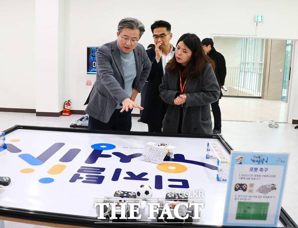 정용래 유성구청장이 지난 2월 개관한 용산도서관의 디지털전환(DX)지원센터를 점검하고 있다./대전 유성구