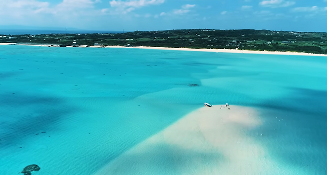 요론섬 동쪽 오가네쿠해안에서 간조 때 바다를 향해 1.5km쯤 배를 타고 나가면 드러나는 눈부신 백사장 유리가하마(百合ケ浜). 요론섬관광협회 유튜브 캡처