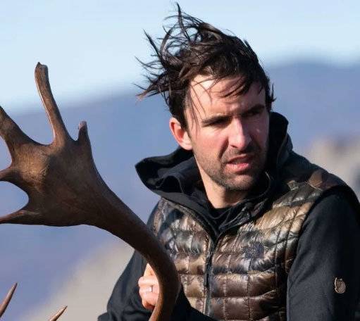 저자는 일부러 불편함을 체험하기 위해 오지인 미국 알래스카로 순록 사냥을 떠난다. 그곳에서 인간의 한계를 시험하는 추위와 배고픔, 따분함 등을 겪은 저자는 “알래스카에서의 힘든 경험과 새로운 도전이 엄청난 양의 ‘새로운 기억’을 선물했다”고 했다. 사진 출처 마이클 이스터 홈페이지