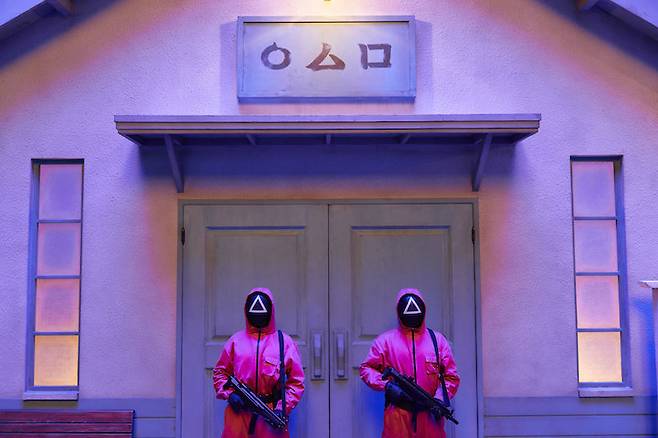 ‘오징어 게임’ 시즌3에도 시리즈의 상징처럼 어김없이 등장하는 분홍색 병정. 넷플릭스 제공