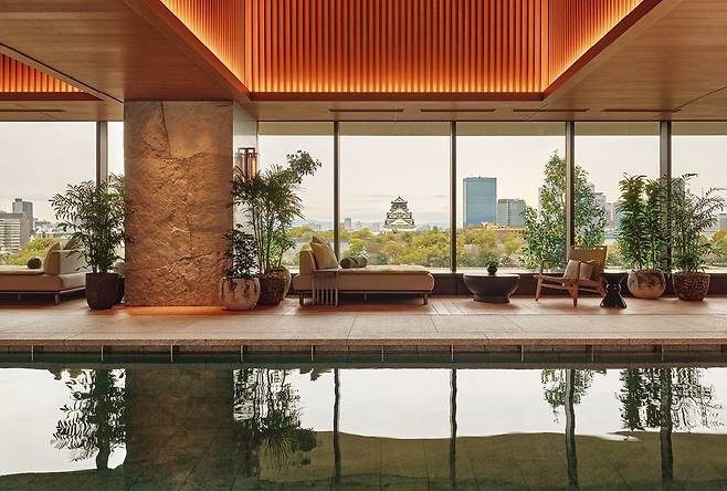 절대적인 뷰란 이런 것. 웰니스 공간에 할애한 4층 수영장에서 보이는 오사카 성의 뷰. 도시의 상징을 그대로 품었다.