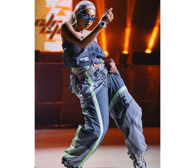 일본인 댄서 쿄카의 유니크한 패션 스타일링이 국내 팬들에게 큰 인기를 끌고 있다. 쿄카 SNS