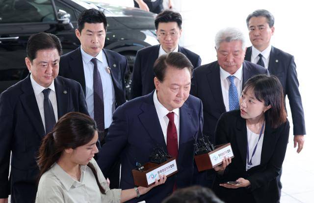 윤석열 전 대통령이 28일 피의자 신분으로 내란 특별검사팀의 조사를 받기 위해 서울 서초구 서울고검 청사로 출석하고 있다. 연합뉴스