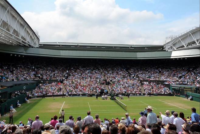 윔블던에서 가장 크고 권위 있는 코트인 센터 코트의 모습. 대부분의 주요 경기와 결승전이 이곳에서 열린다. 이곳에는 비를 막을 수 있는 개폐식 지붕이 있고, 1만 5000명의 관중을 수용할 수 있다. 위키피디아