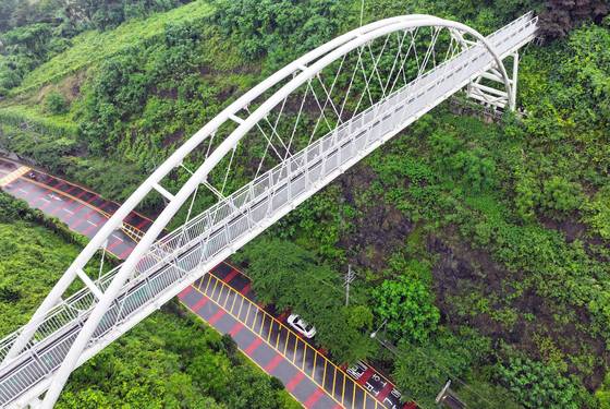 광주광역시 남구 제석산 구름다리 아래로 차량이 지나가고 있다. 이 구름다리에서는 2017년부터 최근까지 총 7명이 추락해 숨졌다. 연합뉴스