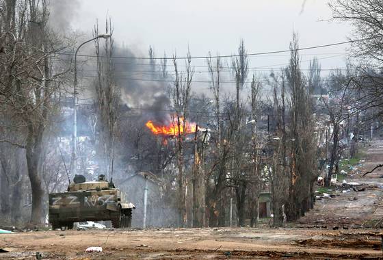 2022년 우크라이나 남부 항구 도시 마리우폴에서 우크라이나-러시아 전쟁 중 친러시아군 장갑차가 지나가고 있다. 로이터=연합뉴스