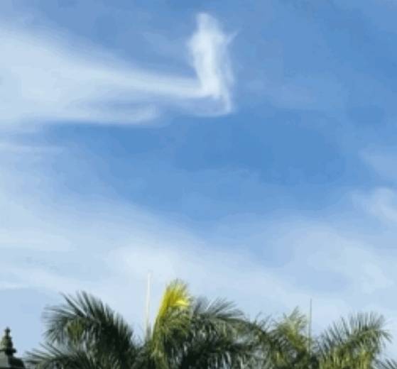 필리핀의 한 성당 상공에서 예수 그리스도 형상을 닮은 구름이 목격돼 화제가 됐다. 사진 SNS 캡처