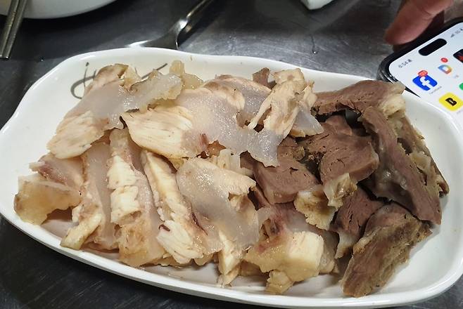 육고기 같은 개복치 수육의 자태. 얼마나 신묘한 맛인지, 몰라~몰라.