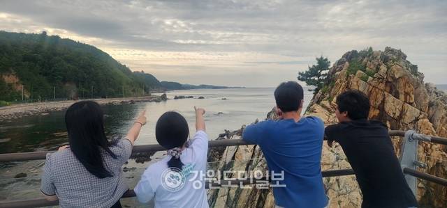 ▲ 최북단 거진 백섬에 놓인 스카이워크에 오르면 멀리 금강산 구선봉과 통일전망대가 눈에 들어온다. 이곳을 찾은 관광객들이 금강산 구선봉을 가리키며 비경에 감탄하고 있다.