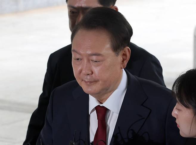 윤석열 전 대통령이 28일 오전 서울 서초구 서울고검 청사에 마련된 내란특검에 피의자 신분으로 첫 출석하고 있다./사진=뉴스1