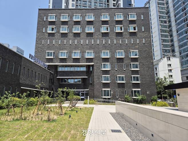 민주화운동기념관(옛 남영동 대공분실) 정면. 창을 좁게 낸 5층이 박종철 고문치사 사건이 일어난 조사실이 있는 곳이다. 허남설 기자