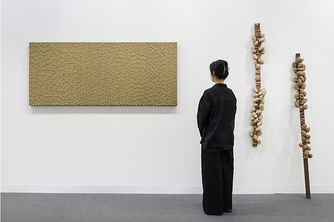 갤러리현대가 ‘아트바젤 2025’에서 선보인 한국 아방가르드 미술의 선구자 이승택의 솔로 부스 전경. 갤러리현대