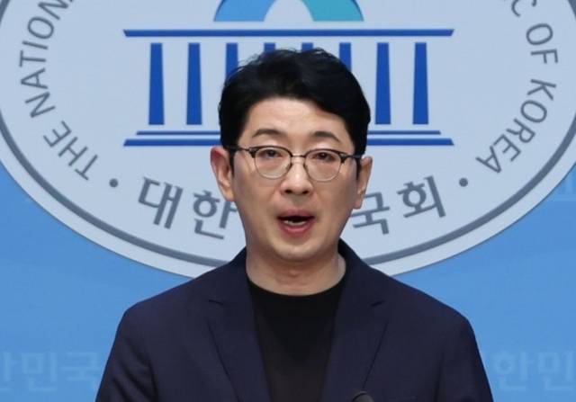 국무총리 인사청문특위 위원인 주진우 국민의힘 의원이 지난 18일 국회 소통관에서 김민석 후보자의 재산 의혹과 관련, 자금 출처를 밝힌 자료 제출을 요구하고 있다. 연합뉴스