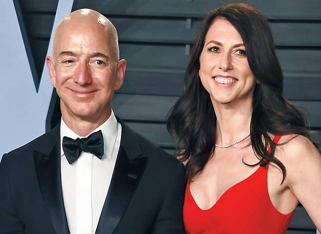 제프 베이조스 아마존 창업자와 그의 전처 매킨지 베이조스. 2019년 베이조스는 매켄지에 40조원가량의 아마존 지분을 주고 이혼하기로 합의했다. 두 사람은 1993년 결혼했고 4명의 자녀가 있다. 제프는 1994년 아마존을 창립했고, 초기엔 매켄지가 회계와 재고 관리를 맡았다. 이들은 2019년 1월 이혼을 발표했으며 이어 베이조스와 전직 TV 앵커인 로런 산체스의 불륜설이 터졌다.