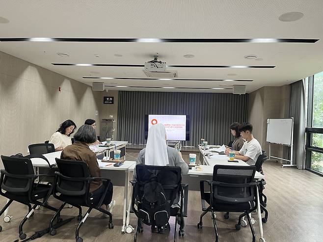 지난 25일 오전 서울 용산에서 열린 자립지원전담기관 운영위원회. 사진 오른쪽이 자립준비청년 출신 송희석 씨다. 박병국 기자