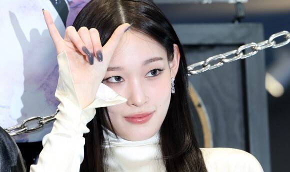 신세계그룹 정유경 회장의 장녀로 알려진 그룹 올데이 프로젝트 멤버 애니가 가수 데뷔를 허락받기까지의 과정을 털어놨다. 뉴스1