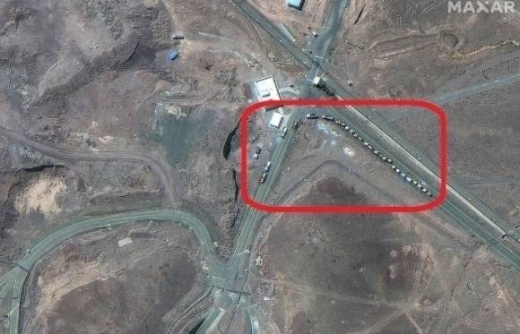 지난 19일 이란 포르도 핵시설 진입로에 16대의 트럭이 줄지어 서 있는 모습을 담은 위성 사진. 막사 테크놀로지 제공
