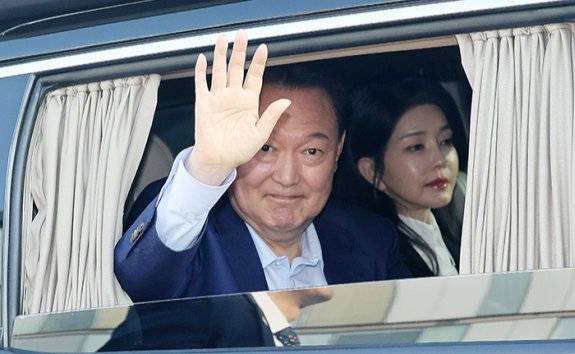 윤석열 전 대통령이 헌법재판소 파면 결정 후 일주일 만인 4월 11일 오후 김건희 여사와 서울 용산구 한남동 대통령 관저를 떠나고 있다. 사진공동취재