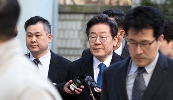 이재명 당시 더불어민주당 대표가 1월 19일 서울 서초구 서울중앙지방법원에서 형사합의34부(부장판사 강규태) 심리로 열리는 공직선거법 위반 혐의 공판기일에 출석하고 있다. 강규태 부장판사는 해당 사건 재판을 진행하던 1월 10일 사표를 냈다. 뉴스1