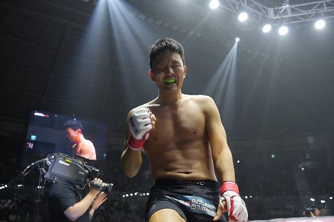 윤형빈이 28일 서울 장충체육관에서 열린 ‘굽네 로드FC 073’ 2부 6경기 스페셜 이벤트 매치에서 밴쯔를 제압한 뒤 케이즈 위에 올라 기쁨을 누리고 있다. 사진제공|로드FC