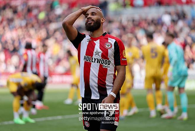 ▲ 브렌트포드가 2021년 프리미어리그로 승격한 이후에도 음뵈모는 단숨에 리그 적응에 성공하며 이반 토니와의 환상적인 호흡으로 상대 수비를 끊임없이 위협했다. 드리블 돌파뿐 아니라 수비 가담과 압박에서도 적극적으로 참여하는 측면 공격수로 자리 잡았다.