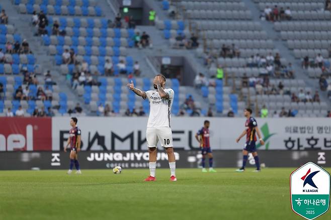 강원FC 공격수 가브리엘이 득점 후 세리머니하고 있다. /사진=한국프로축구연맹 제공