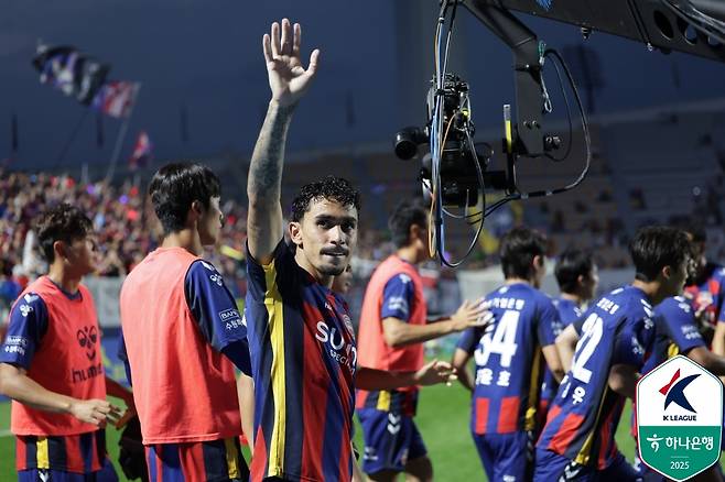 루안이 강원전 동점골을 넣고 오른팔을 들어보이고 있다. /사진=한국프로축구연맹 제공