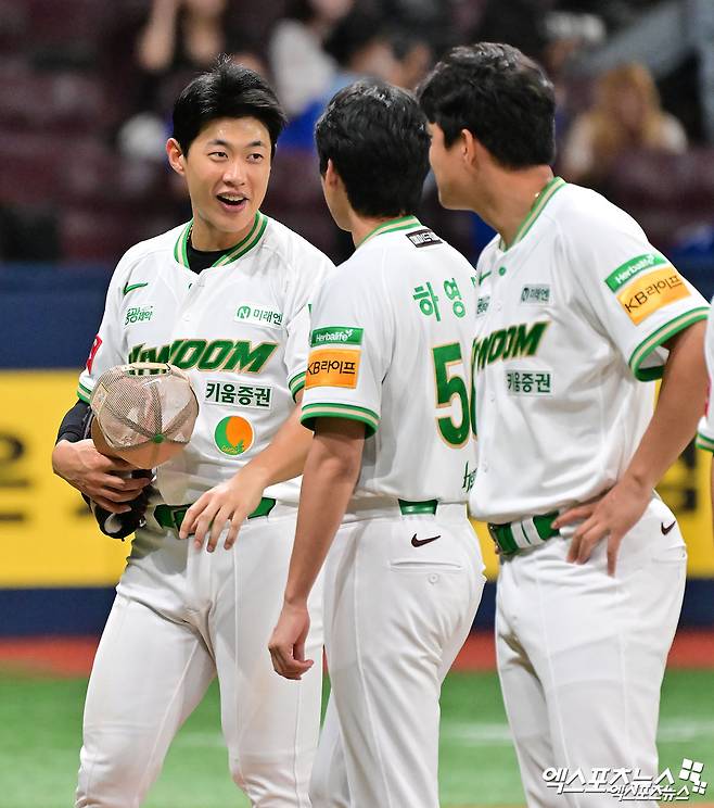 27일 오후 서울 구로구 고척스카이돔에서 열린 2025 신한 SOL Bank KBO리그 삼성 라이온즈와 키움 히어로즈의 경기, 8회말 2사 1루 키움 송성문이 투런 홈런을 날리고 있다. 엑스포츠뉴스 DB