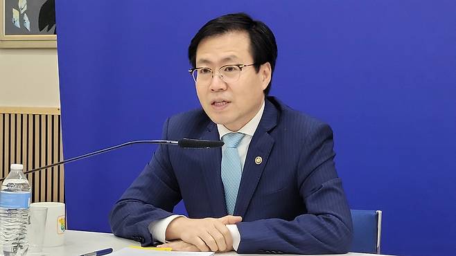 한미 무역협상 내용 설명하는 여한구 통상교섭본부장 (워싱턴=연합뉴스) 김동현 특파원 = 여한구 통상교섭본부장이 27일(현지시간) 미국 워싱턴DC에서 특파원단 간담회를 개최하고 미국 측과 무역 협상 진행 상황을 설명하고 있다. 2025.6.27