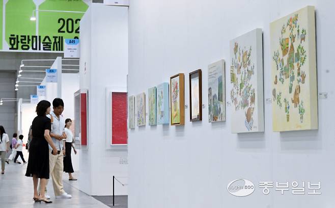 26일 오전 수원시 영통구 수원컨벤션센터에서 열린 '2025 화랑미술제 인(in) 수원'에서 관람객들이 다양한 미술 작품을 관람하고 있다. 김경민기자