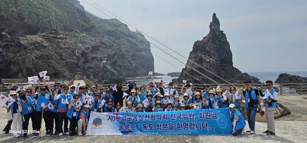 환경운동실천연합회(이하 연합회)가 울릉도와 독도의 환경 실태를 직접 점검하고 보존 방안을 모색하기 위해 지난 27일부터 29일까지 2박 3일간 일정으로 울릉도를 방문한 가운데 28일 독도 답사를 진행했다. 사진