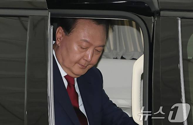 윤석열 전 대통령이 28일 오전 대면 조사를 받기 위해 서울 서초구 서울고검에 마련된 내란특검 사무실로 출석하고 있다. (공동취재) 2025.6.28/뉴스1 ⓒ News1 김성진 기자