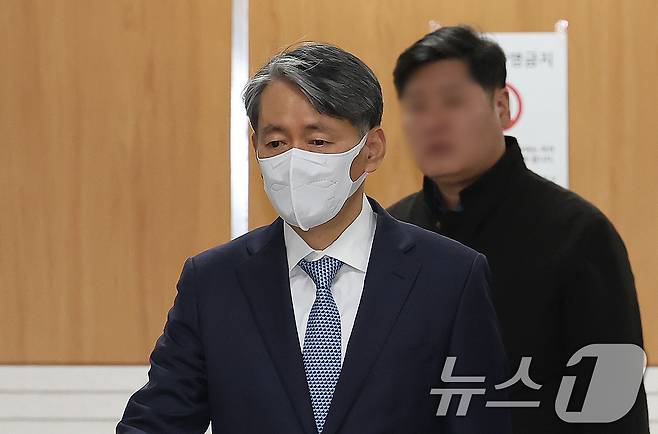 '12·3 비상계엄' 사태 관련 내란중요임무종사 등 혐의로 기소된 조지호 전 경찰청장이 16일 오전 서울 서초구 서울중앙지방법원에서 열린 공판에 출석하고 있다. 2025.4.16/뉴스1 ⓒ News1 장수영 기자