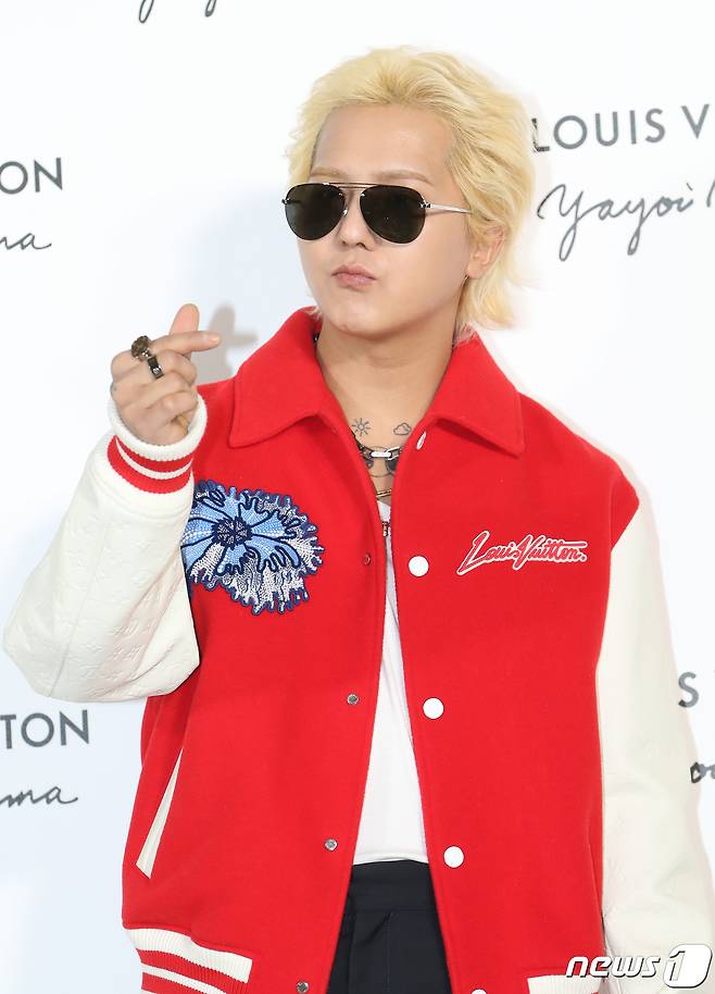 위너 송민호가 6일 서울 강남구 루이비통 메종 서울에서 열린 루이비통과 쿠사마 야요이와의 협업 기념행사에서 포즈를 취하고 있다. 2023.1.6/뉴스1 ⓒ News1 권현진 기자