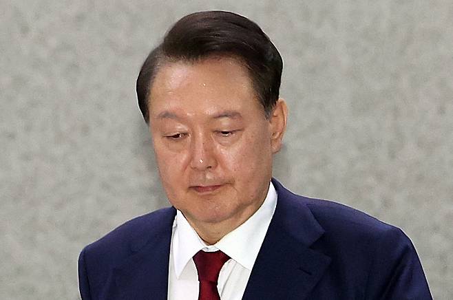 윤석열 전 대통령이 29일 새벽 서울 서초구 서울고등검찰청 청사에 마련된 내란특검 사무실에서 피의자 신분으로 조사를 마친 뒤 귀가하고 있다.(공동취재) ⓒ News1 김성진 기자