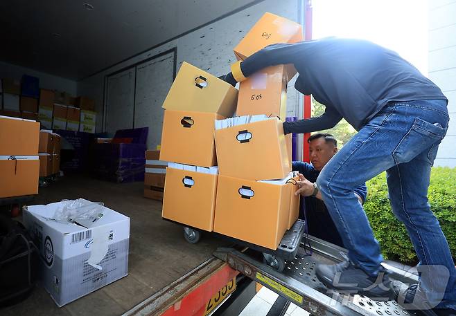 23일 오전 서울 서초구 서울고등검찰청에서 관계자들이 12·3 내란 사건 관련 자료를 차량에 옮기고 있다. 2025.6.23/뉴스1 ⓒ News1 김진환 기자