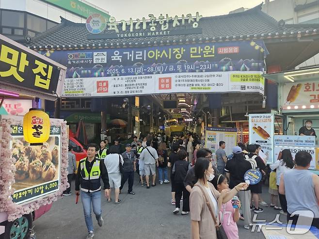 청주 육거리 야시장 입구.2025.6.27/뉴스1 이재규 기자