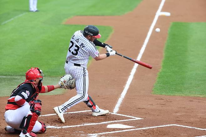 LG 오스틴이 28일 서울 잠실구장에서 열린 2025 KBO리그 정규시즌 KIA전서 타격하고 있다. 사진 | LG 트윈스