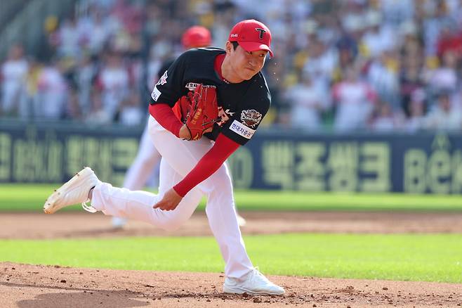 KIA 윤영철이 29일 서울 잠실구장에서 열린 2025 KBO리그 정규시즌 LG전서 선발 등판해 역투하고 있다. 사진 | KIA 타이거즈