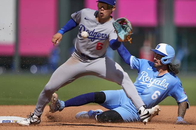 LA다저스 김혜성이 29일 캔자스시티와의 원정경기 때 2루수로 선발 출전해 베이스 커버를 한 채 송구를 받고 있다.
<저작권자(c) 연합뉴스, 무단 전재-재배포, AI 학습 및 활용 금지>