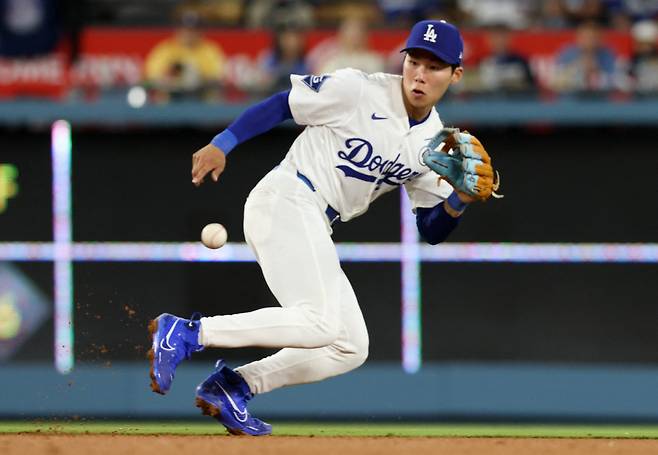 LA다저스 김혜성이 6월 3일 홈에서 열린 뉴욕 메츠와의 경기에서 2루 수비로 나와 안정적인 폼으로 땅볼 타구를 처리하고 있다.
<저작권자(c) 연합뉴스, 무단 전재-재배포, AI 학습 및 활용 금지>