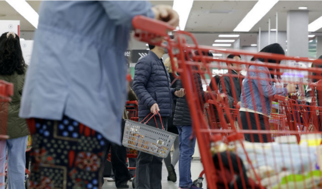 정부가 지급을 예고한 민생회복 소비쿠폰의 사용처에 대해 유통업계가 관심을 기울이고 있다. 사진은 지난 4월 서울 시내 한 대형마트를 찾은 소비자 모습. /뉴시스