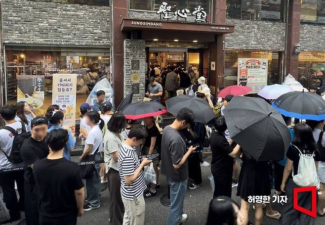 대전의 대표 명소가 된 성심당 본점 앞에 빵을 구입하려는 방문객들이 장사진을 이루고 있다. 허영한 기자