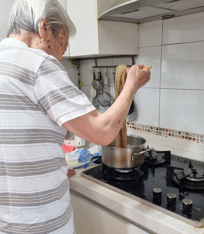 사위에게 냉면을 먹이려고 면을 삶는 장인어른.