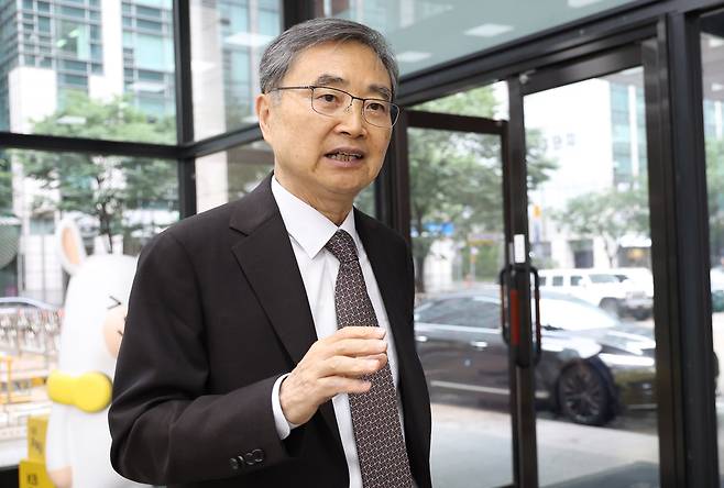 조현 외교부 장관 후보자가 25일 서울 종로구 대우빌딩에 마련된 인사청문회 준비 사무실로 출근하며 취재진의 질문에 답변하고 있다/뉴시스