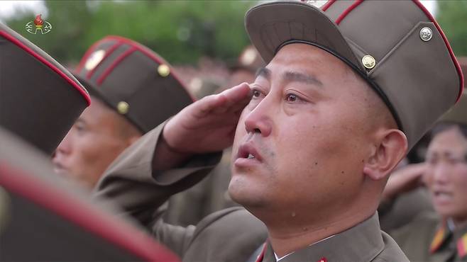 북한 조선중앙TV가 지난 26일 김정은 국무위원장이 원산갈마해안관광지구 준공식을 찾은 소식을 전하면서 김정은을 지켜보던 한 군인이 눈물을 흘리는 모습을 방영했다. /조선중앙TV 연합뉴스